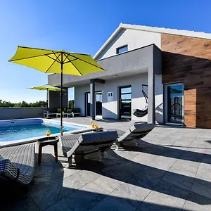  Ferienhaus Luxurious Natali